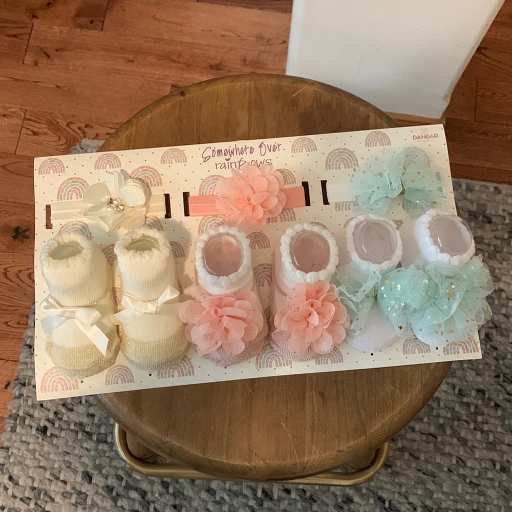 Newborn Socks & Bows New With Tags - Picture 2 of 6